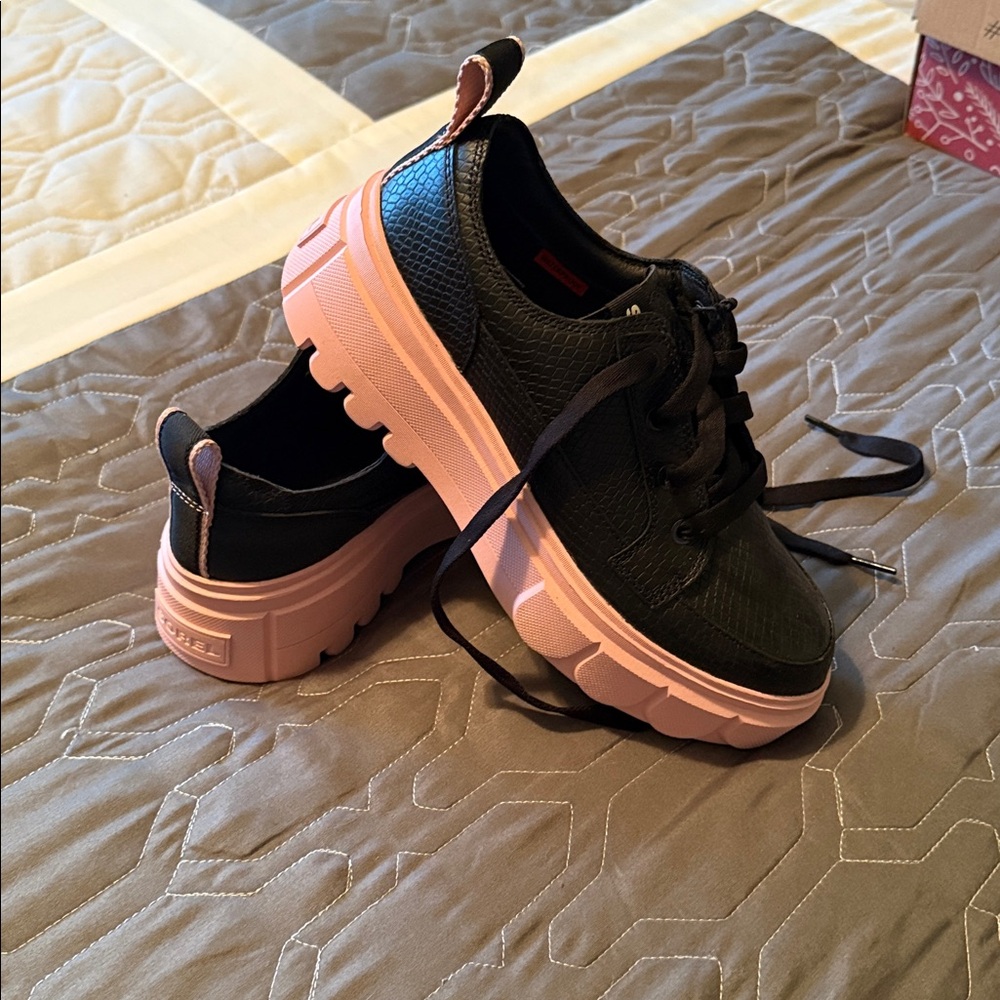 Brand new darling sorel pink sole leather tennis shoe style - Picture 2 of 6